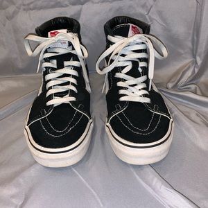 Men’s Vans size 7. Sk8-Hi Shoe black and white.